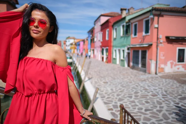 Bella donna italiana all'aperto sulla strada del centro storico — Foto Stock