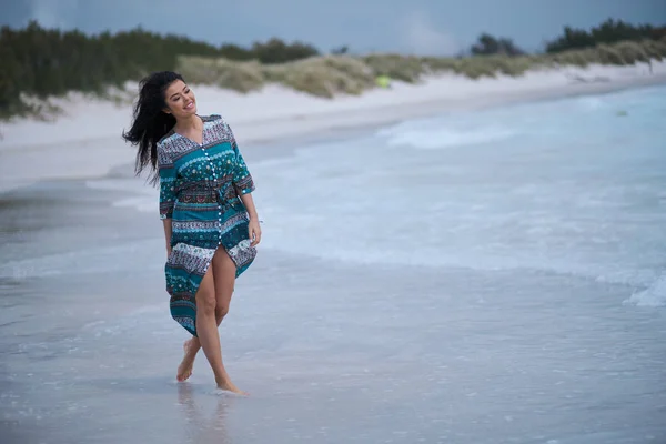 Fille détendue respirant de l'air frais, modèle sexy émotionnel près de la — Photo