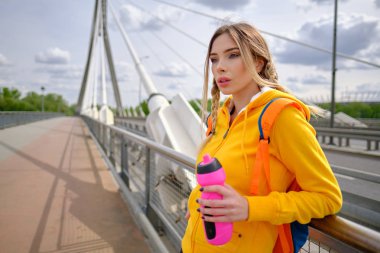 İçme suyu şişesi ile Spor kadın ex çalıştırdıktan sonra yorgun