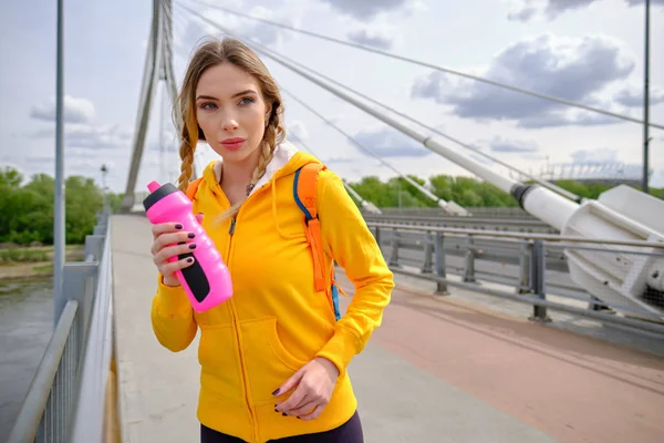 Sport vrouw met drinkwater fles is moe na het uitvoeren van ex — Stockfoto