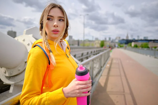 Спортивна жінка з пляшкою питної води втомилася після бігу екс — стокове фото