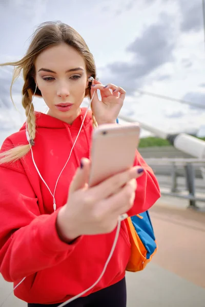 Mujer escuchando música en sus auriculares — Foto de Stock