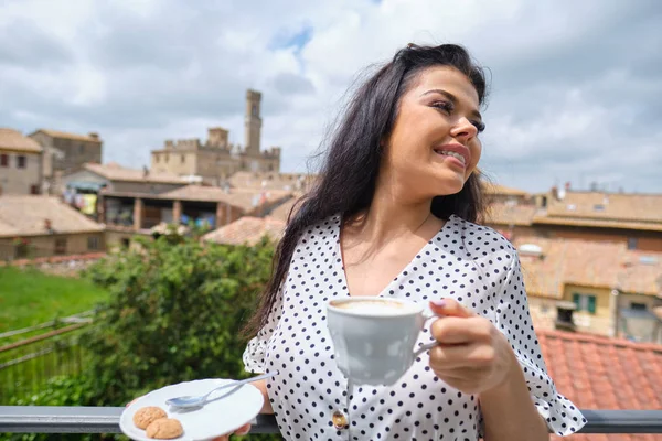 Café da manhã na varanda com vista para a cidade italiana — Fotografia de Stock