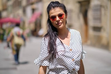 Gülümseyen genç güzel kadın. Bir İtalyan şehir sokaklarında yürüyen genç güzel kadın 