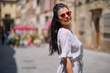 Gülümseyen genç güzel kadın. Bir İtalyan şehir sokaklarında yürüyen genç güzel kadın 