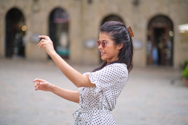 Kız videoblogger veya güzellik blogger kayıtları video aboneleri için nasıl spor kamera kullanmak için video