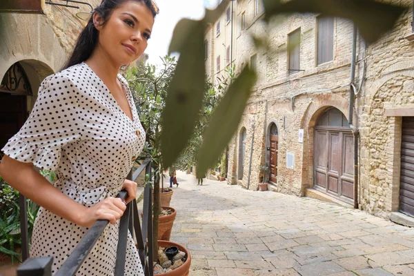 Mode Italiaanse Vrouw Buiten Straat Van Oude Stad — Stockfoto