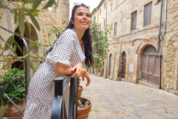 美しいヴィンテージイタリアの女性屋外 — ストック写真