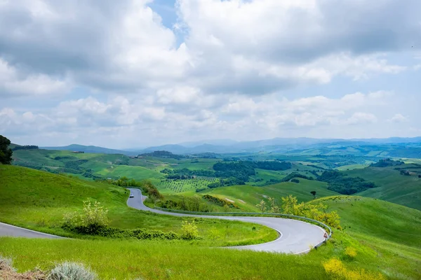 Schilderachtige Toscaanse Landschap Met Glooiende Heuvels Valleien Zonnige Velden Cipressen — Stockfoto