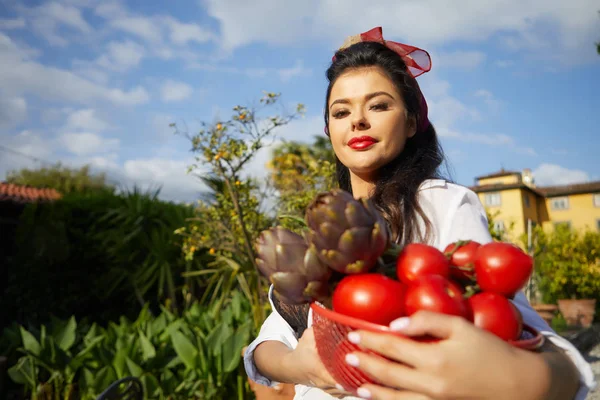 Eine Italienerin Eine Hausfrau Sammelt Gemüse Für Das Abendessen Heimischen — Stockfoto