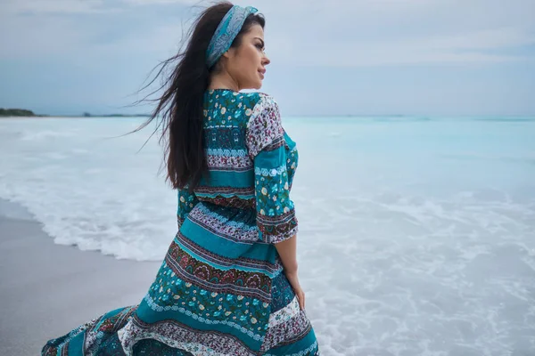Vrouw in de mooie jurk. wandelen op het strand en op zoek naar een — Stockfoto