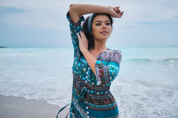 Frau im schönen Kleid. am Strand spazieren gehen und einen Blick auf — Stockfoto