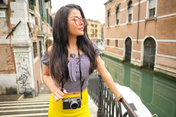 Mulher sorridente Turista tira fotos na Itália — Fotografia de Stock