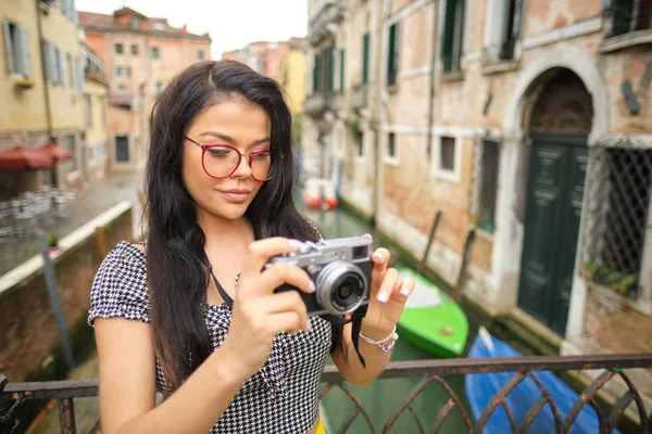Улыбающаяся туристка делает фотографии в Италии — стоковое фото