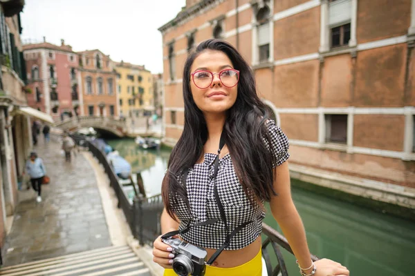 Mulher sorridente Turista tira fotos na Itália — Fotografia de Stock