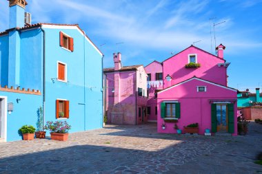 Burano adada bitkiler ile güzel renkli kırmızı küçük ev 