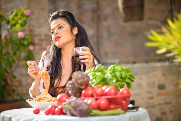トマトソースでイタリアンパスタを食べるヴィンテージイタリアの女性 — ストック写真