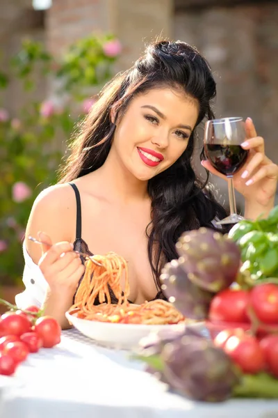 빈티지 이탈리아 여자 먹는 이탈리아 파스타 와 토마토 소스 a — 스톡 사진