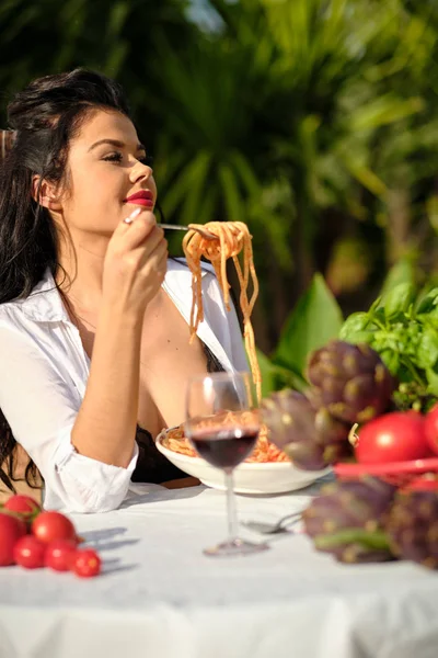 Mujer italiana vintage comiendo pasta italiana con salsa de tomate an —  Fotos de Stock