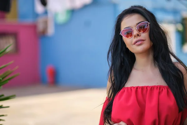 Mujer turística posando entre coloridas casas en la isla de Burano, Ven —  Fotos de Stock