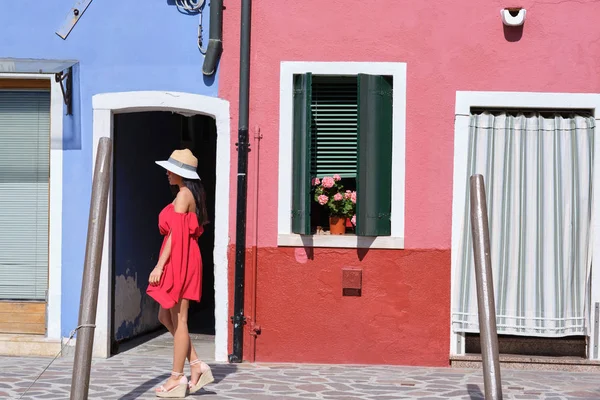 Turist kvinna poserar bland färgglada hus på Burano Island, ven — Stockfoto