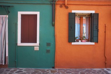 İtalya'da Venedik yakınlarındaki dar sokak ile Burano Güzel canlı renkli evler. 