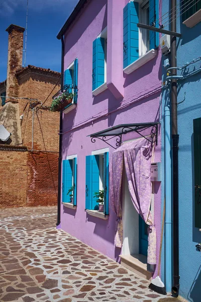 イタリアのヴェネツィアの近くの狭い通りとブラーノの美しい活気に満ちたカラフルな家 — ストック写真