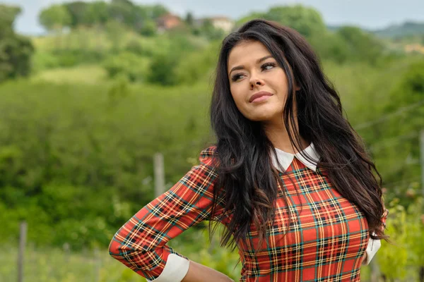 Prachtige Vintage Vrouw Straten Van Kleine Italiaanse Stad — Stockfoto