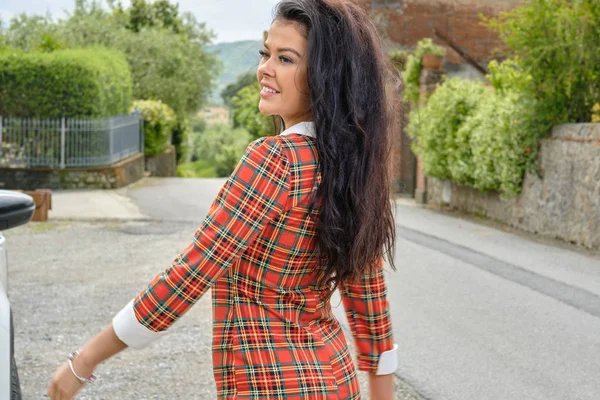 Mulher Vintage Bonita Nas Ruas Pequena Cidade Italiana — Fotografia de Stock