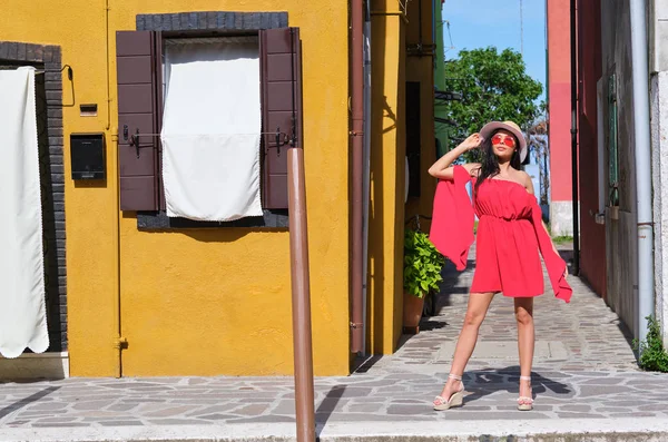 ヴェネツィアのブラーノ島のカラフルな家の中でポーズ幸せな観光女性 イタリアの観光コンセプト — ストック写真