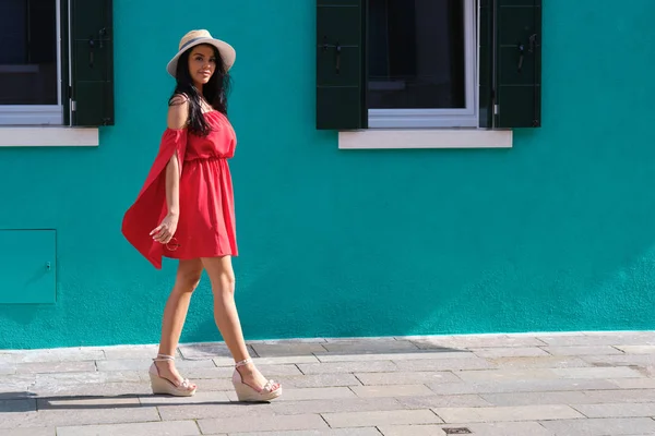 Mulher Turista Feliz Posando Entre Casas Coloridas Ilha Burano Veneza — Fotografia de Stock