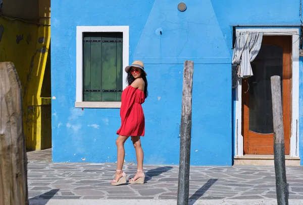 Lycklig Turist Kvinna Poserar Bland Färgglada Hus Burano Island Venedig — Stockfoto