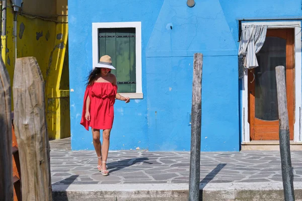Счастливая Туристическая Женщина Позирует Среди Красочных Домов Острове Бурано Венеция — стоковое фото