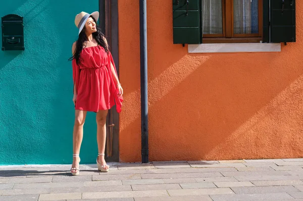 在威尼斯布拉诺岛上五颜六色的房屋中摆出快乐的旅游妇女姿势 意大利旅游概念 — 图库照片