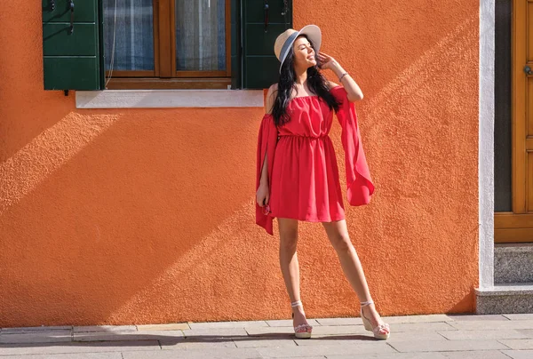 Mulher Turista Feliz Posando Entre Casas Coloridas Ilha Burano Veneza — Fotografia de Stock