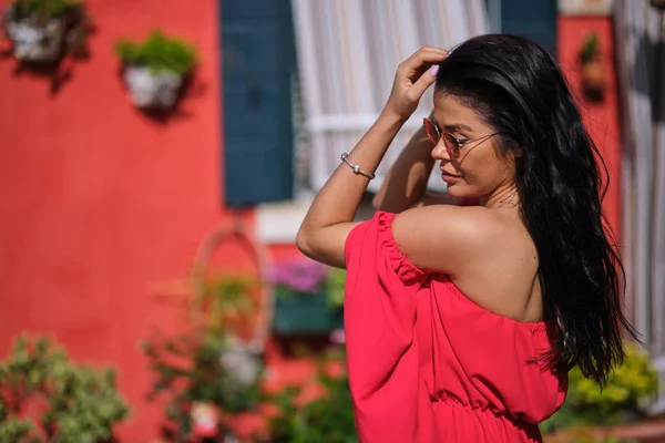 Счастливая Туристическая Женщина Позирует Среди Красочных Домов Острове Бурано Венеция — стоковое фото