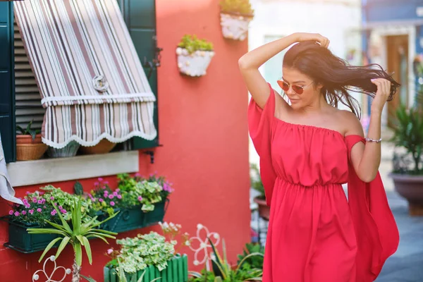 Lycklig Turist Kvinna Poserar Bland Färgglada Hus Burano Island Venedig — Stockfoto