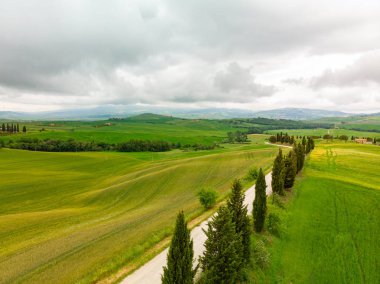 Yeşil Toskana, İtalya tipik manzara. Havadan görünüm.