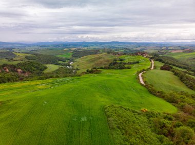 Yeşil Toskana, İtalya tipik manzara. Havadan görünüm.