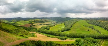 Yeşil Toskana, İtalya tipik manzara. Havadan görünüm.