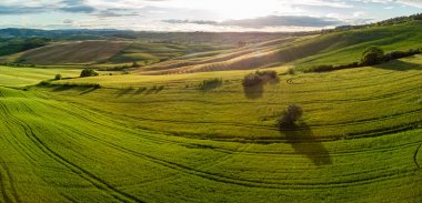 Yeşil Toskana, İtalya tipik manzara. Havadan görünüm.