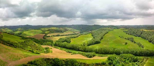 Typowy krajobraz zielonej Toskanii, Włochy. Widok z lotu ptaka. — Zdjęcie stockowe