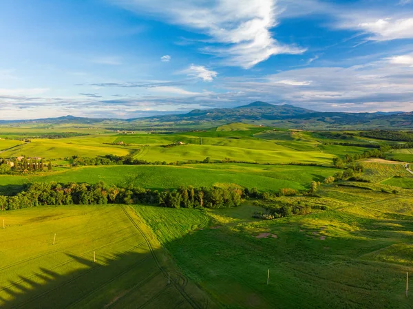 Jellegzetes táj a zöld Toszkána, Olaszország. Légifelvétel. — Stock Fotó