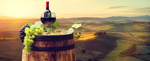 Vin rouge avec tonneau sur vignoble en Toscane verte. Italie — Photo