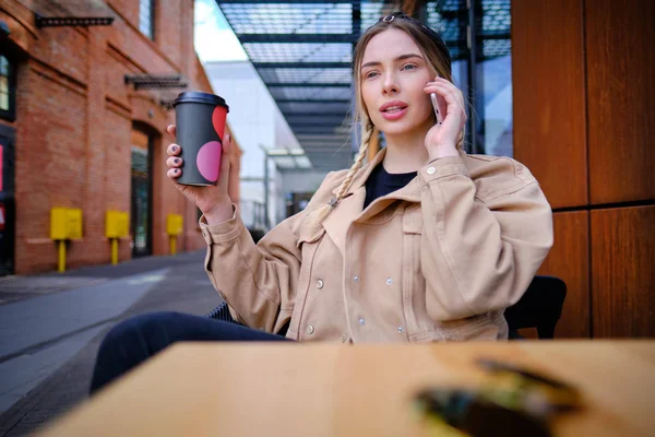 Mujer usando el teléfono inteligente en la cafetería. teléfono inteligente o móvil — Foto de Stock