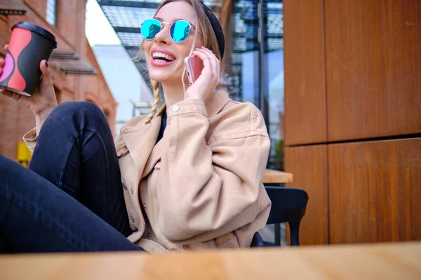 Mujer usando el teléfono inteligente en la cafetería. teléfono inteligente o móvil — Foto de Stock