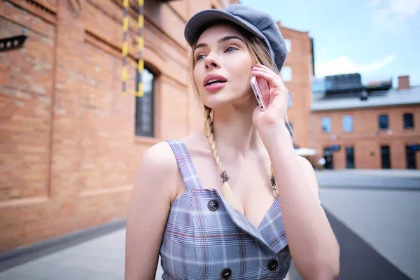 Hermosa joven mujer sonriendo y hablando en el teléfono celular en soleado — Foto de Stock