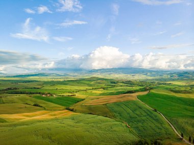 Toskana Val d'Orcia tipik manzara, İtalya. Havadan görünüm.