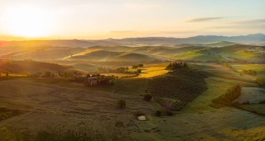 Toskana Val d'Orcia tipik manzara, İtalya. Havadan görünüm.