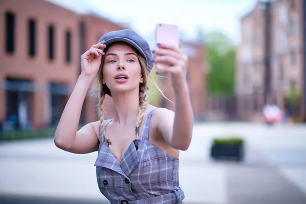 Mujer Haciendo Foto Selfie Teléfono Inteligente — Foto de Stock